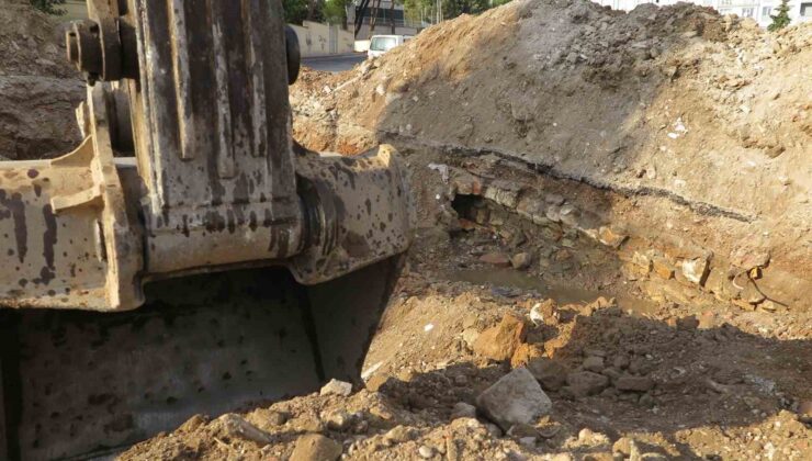 Depremde ağır hasarlı binaların yıkımında tarihi tünel bulundu