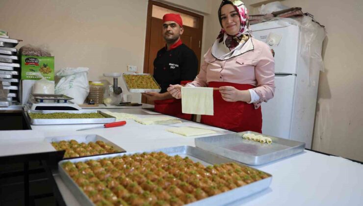 Depremzede çiftin aşk baklavası