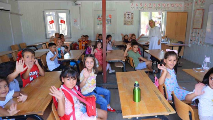 Depremzede öğrenciler konteyner kentte eğitime başladı