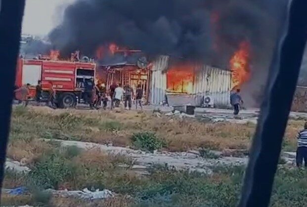 Depremzede vatandaşların yaşadığı prefabrik ev alevlere teslim oldu