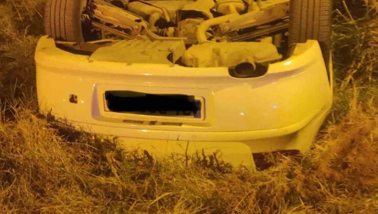 Dereye uçan otomobil ters döndü