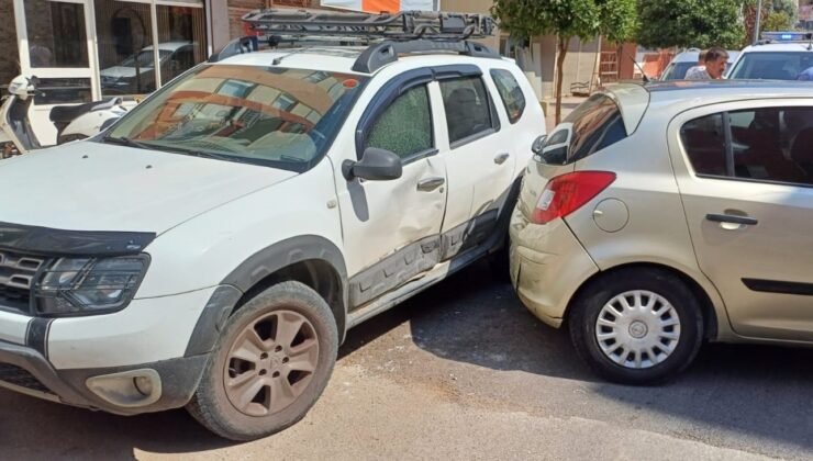Dükkanın önüne park eden araca kızıp kendi aracıyla çarptı, ’Kaydırdım’ diyerek özür diledi