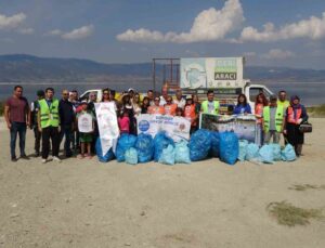 Dünya Temizlik Günü’nde kuraklıkla boğuşan Burdur Gölü etrafında çöp topladılar