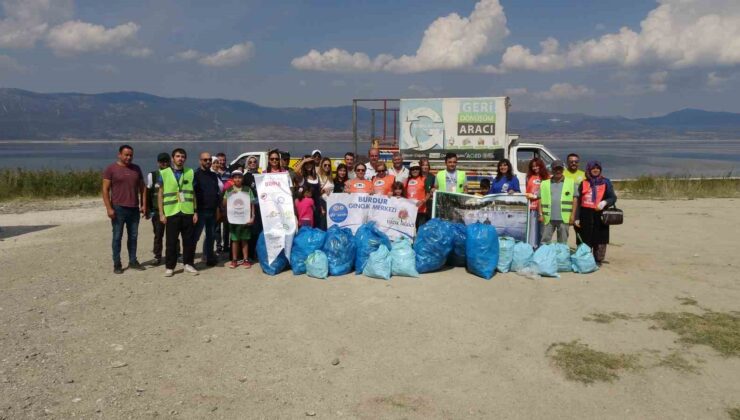 Dünya Temizlik Günü’nde kuraklıkla boğuşan Burdur Gölü etrafında çöp topladılar