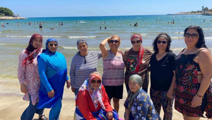 Emekliler, deniz, kum ve güneşin keyfini çıkarıyor