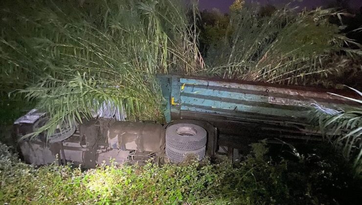 Erzin’de şarampole devrilen tırın sürücüsü yaralandı