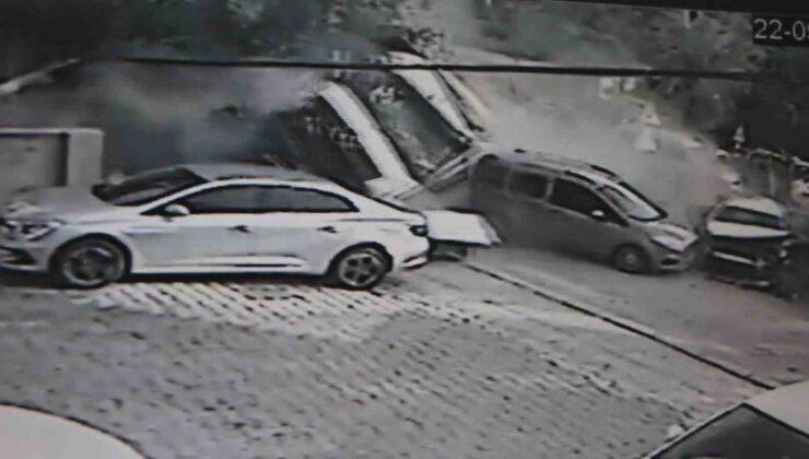 Freni patlayan hafriyat kamyonunun araçları kağıt gibi ezdiği anlara ait görüntü feci kazanın büyüklüğünü gözler önüne serdi