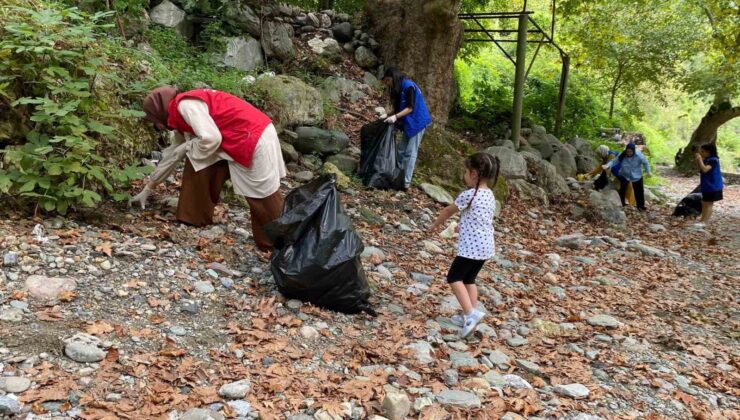 Gençlik merkezi gönüllülerinden çevre temizliği