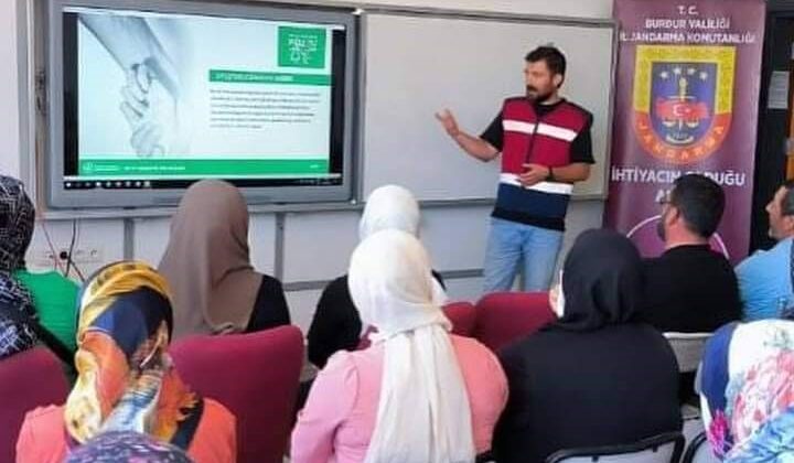 Gölhisar’da jandarmadan öğrenci ve velilere eğitim