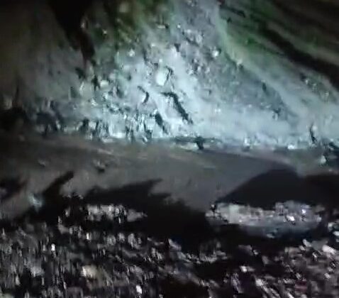 Hatay’da heyelan nedeniyle yayla yolu ulaşıma kapadı