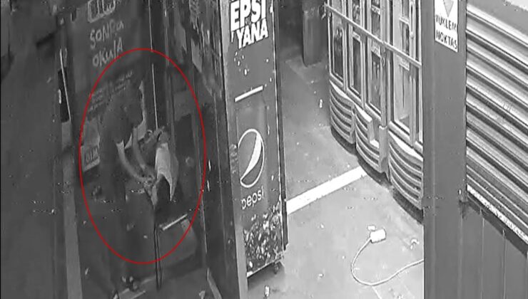 Hırsız durakta uyuyakalan vatandaşın 6 bin lirasını ve kolyesini çaldı