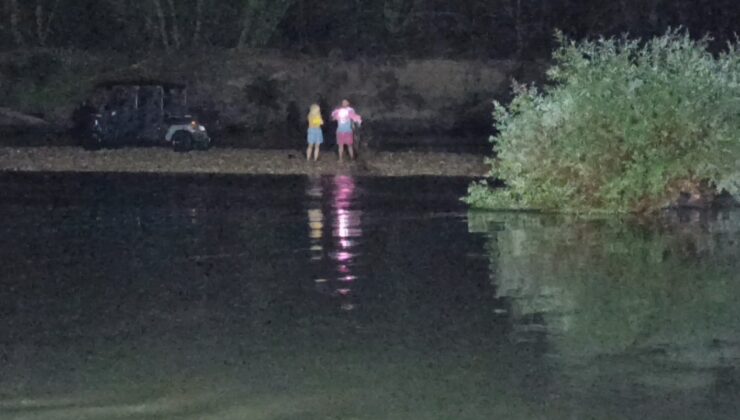 Irmak içindeki adacıkta uyuyakaldılar, su seviyesi yükselince de mahsur kaldılar