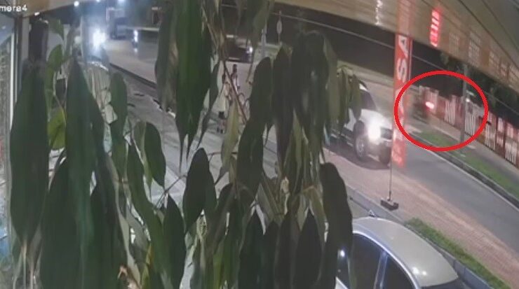 İş yerine tamir için bırakılan motosikleti kaçırdı, otomobile çarpıp kaçtı