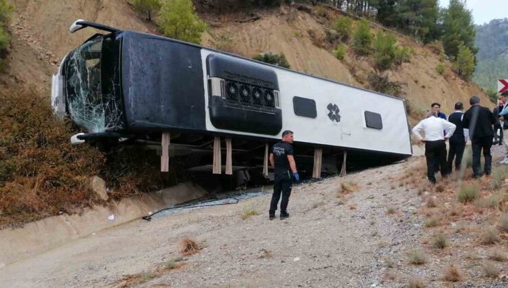 Isparta-Antalya yolunda yolcu otobüsü şarampole devrildi: 8 yaralı