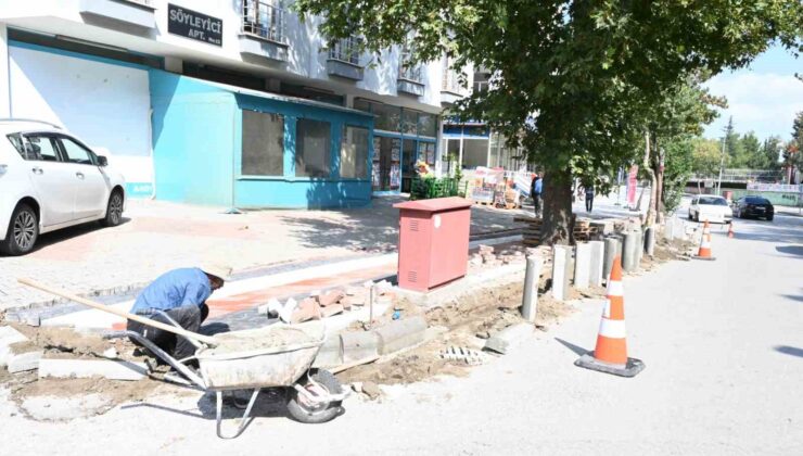 Isparta Belediyesi yıpranmış kaldırım taşlarını yenileyerek yeniden düzenliyor