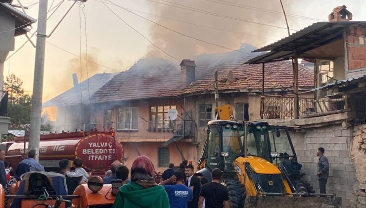 Isparta’da çıkan yangında bitişik iki ev kullanılamaz hale geldi