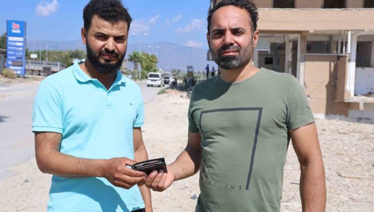 ’İyilik yap, iyilik bul’ sözü gerçek oldu: İçi para dolu cüzdanı sahibine teslim etti