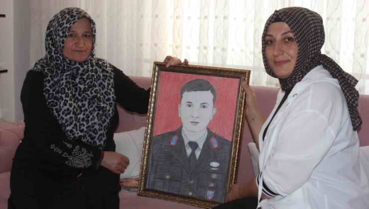 Kahramanmaraş’ta bir ressam şehitlerin resimlerini çizerek ailelerine hediye ediyor