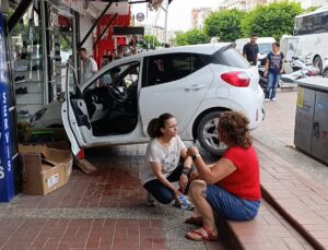 Kaldırımı aşan otomobil, ayakkabı mağazasına daldı