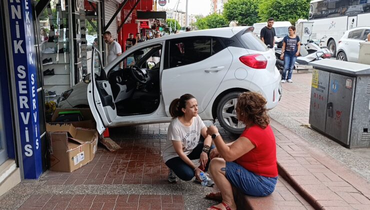 Kaldırımı aşan otomobil, ayakkabı mağazasına daldı