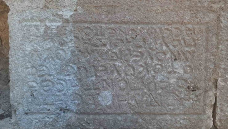 Kale duvarında kitabedeki gizemli alfabeyi bilim insanları çözemedi