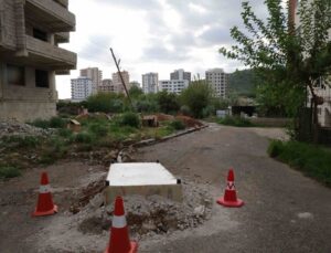 Kanalizasyon kokusunu önlemek için rögarı baza ile kapattılar