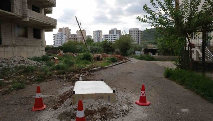 Kanalizasyon kokusunu önlemek için rögarı baza ile kapattılar