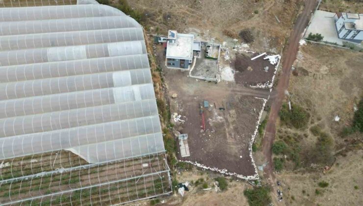 Komşusuna kızdı seraya giden yolu kapattı