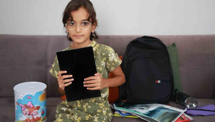 Kumbarasıyla birlikte hayalleri çalınan 8 yaşındaki depremzede Elif’in yüzü, hayalindeki tabletle güldü