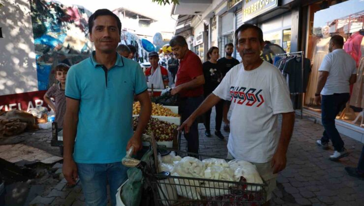 Kuş dili konuşarak adeta bülbül gibi şakıyan iki esnaf ilgi odağı oldu