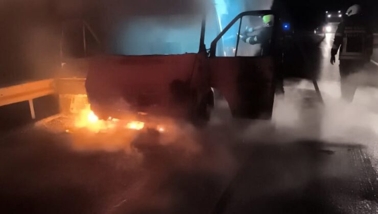 Mersin’de seyir halindeki servis yandı