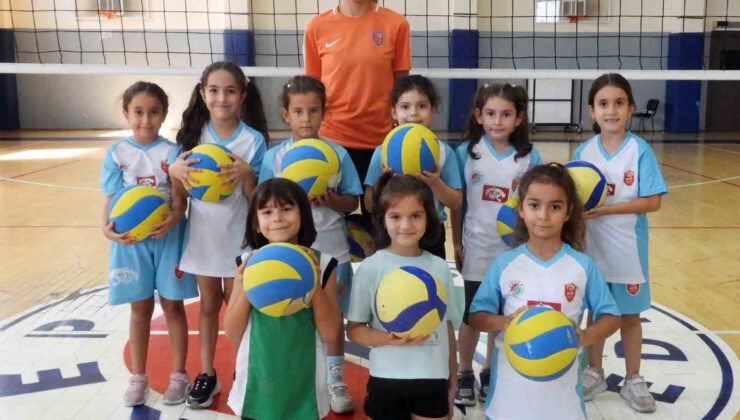 Minik voleybol yıldızları Kepez’de yetişiyor