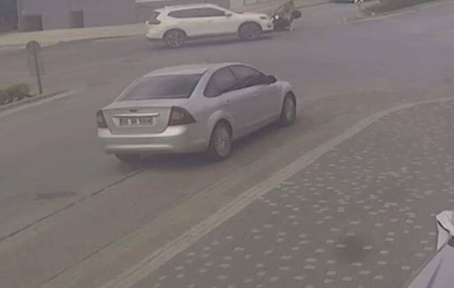 Motosiklet ile otomobilin çarpışması kamerada