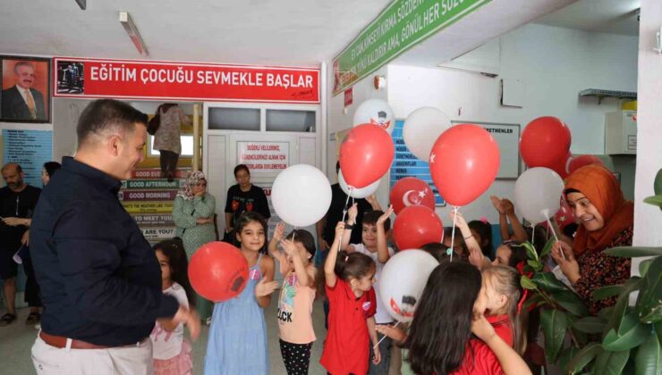 Okulla tanışan miniklere balonlu karşılama