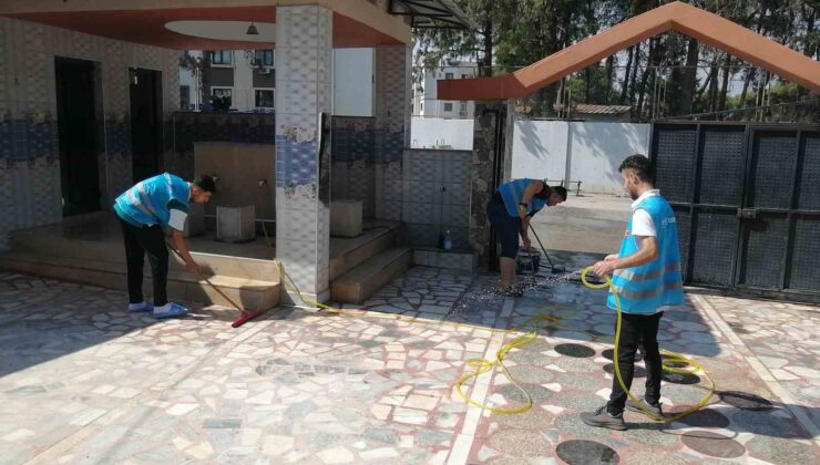 Osmaniye’de gönüllü gençler camide temizlik yaptı