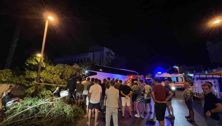 Otel duvarına çarpan tur otobüsü sürücüsü hayatını kaybetti