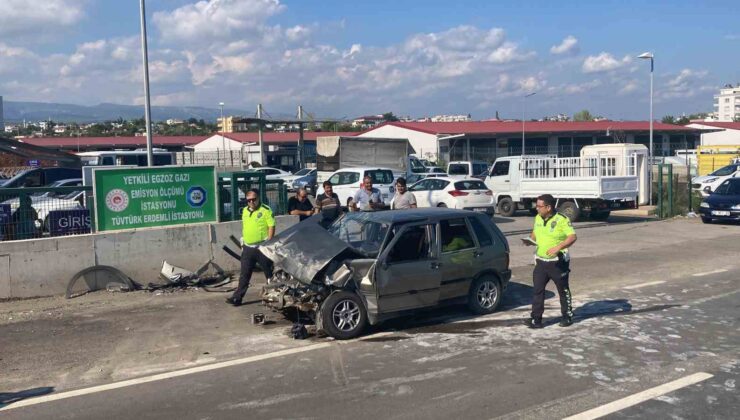 Otomobil, muayene sırasındaki 3 araca çarptı: 2 yaralı