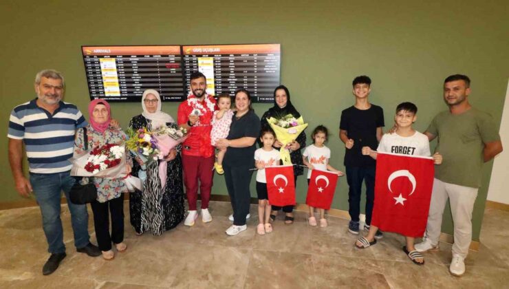 Paris 2024 Paralimpik Oyunları’nda gümüş madalya kazanan Fatih Çelik, Adana’da karşılandı