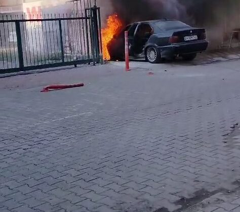 Park halindeki otomobil alevlere teslim oldu