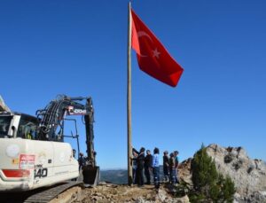 Saimbeyli kurtuluş etkinliklerine bayrak dikerek başladı