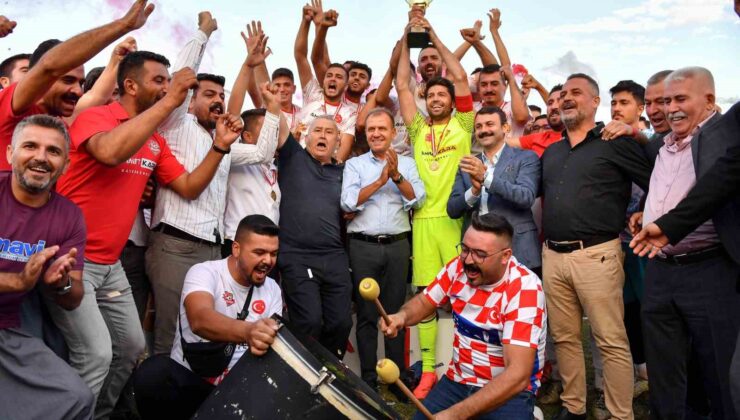 Seçer, 30 Ağustos Zafer Kupası Futbol Turnuvası’nın ödül törenine katıldı