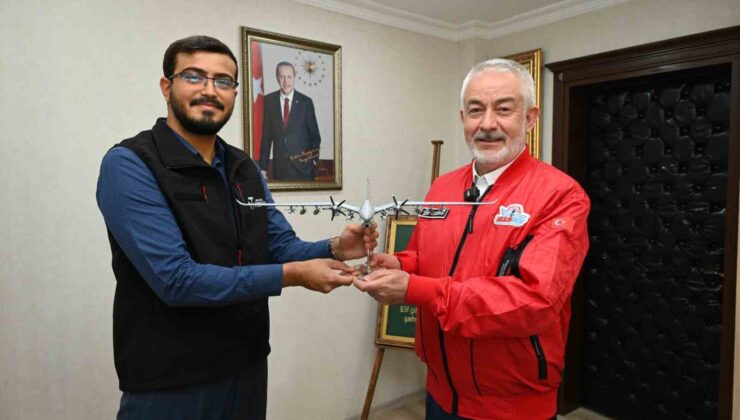 Selçuk Bayraktar’dan Başkan Başdeğirmen’e Akıncı maketi