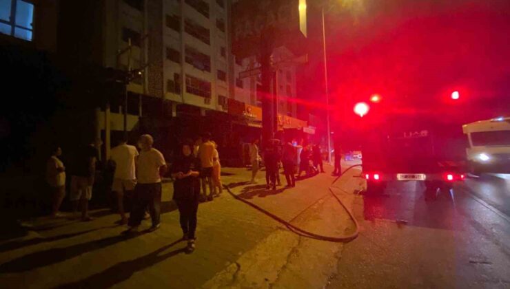 Serik’te korkutan yangın, apartman sakinleri sokağa döküldü