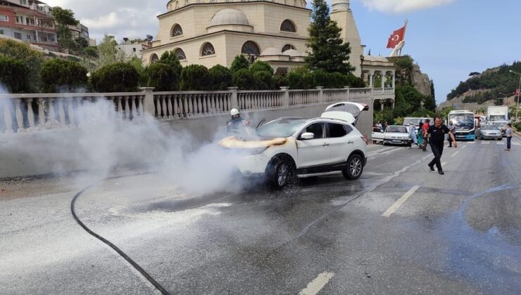 Seyir halindeki cipin motor kısmı alev aldı