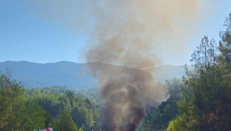 Seyir halindeyken yanan belediye aracı kullanılamaz hale geldi