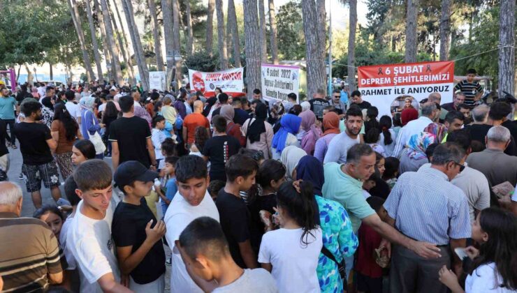Sosyal medya fenomeninin binlerce takipçisine duyurarak düzenlediği mevlitte ikram izdihamı