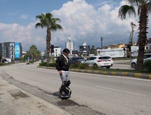 Trafikte tek teker üzerinde yolculuk yapan sürücü ilgi odağı oluyor