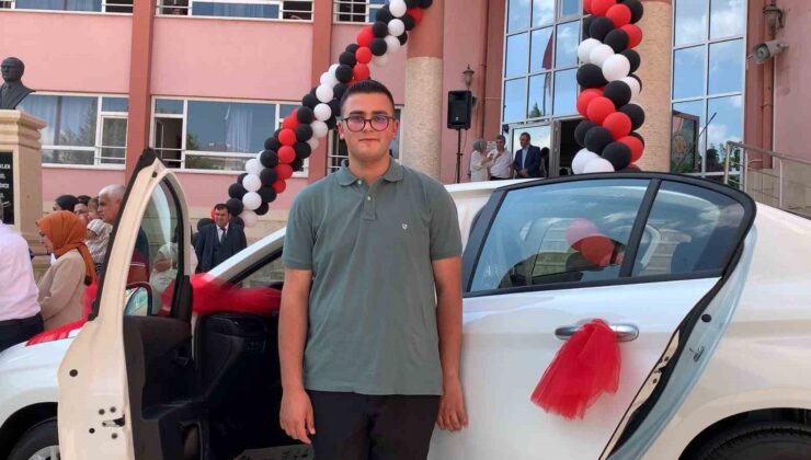 Üniversiteye geçiş sınavında Türkiye 29’uncusu olan öğrenciye otomobil hediye ettiler