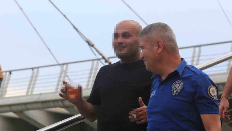 Üst geçide çıkan alkollü şahıs polisi alarma geçirirken, keyfinden ödün vermedi
