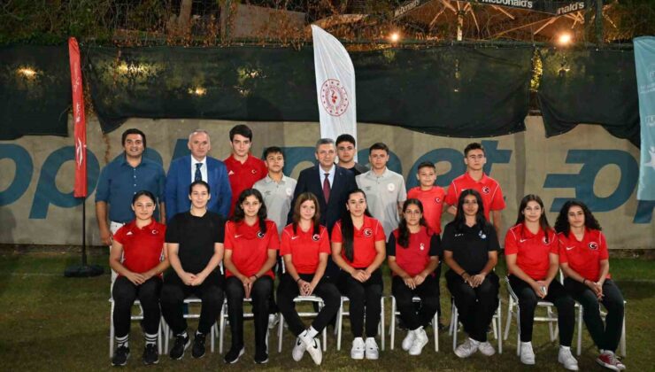 Vali Şahin, ’Antalya’nın altın çocukları’ ile bir araya geldi